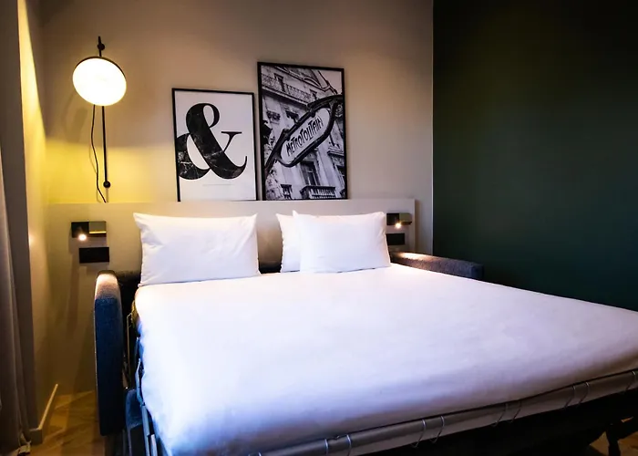 ホテル メルキュール トゥール エッフェル ミラボー橋