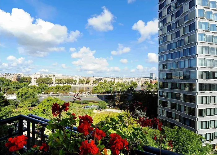 Hotel Mercure Tour Eiffel Pont Mirabeau 4*
